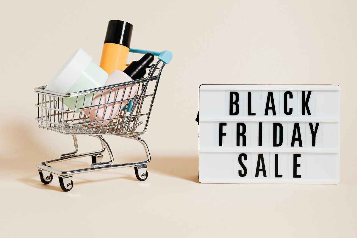 carrello della spesa con scritta black friday