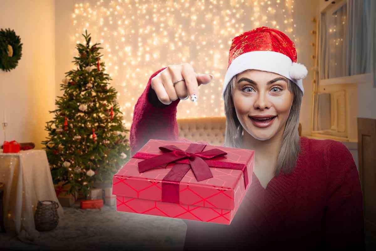 Regalo sotto l'albero di Natale
