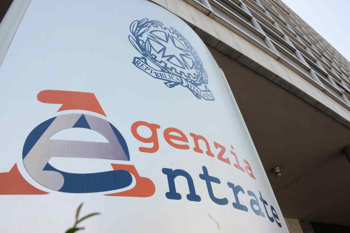 insegna agenzia delle entrate