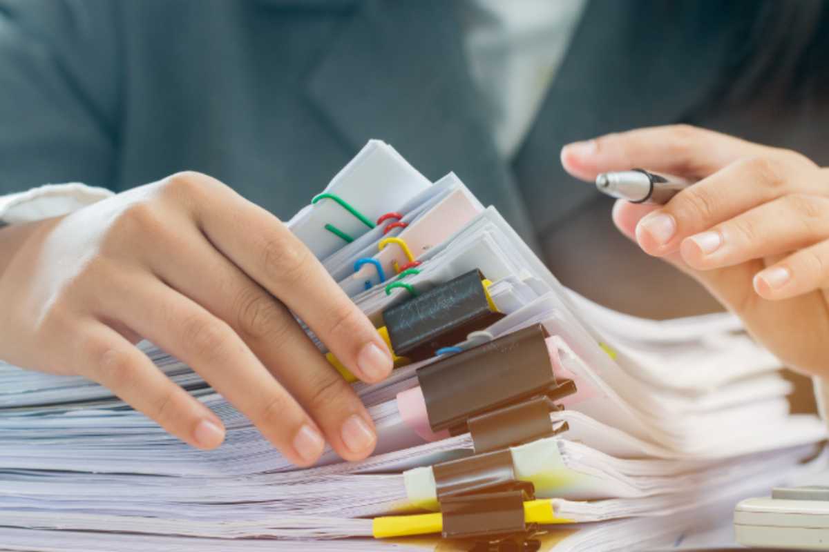 fogli tenuti insieme da una spilla